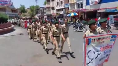 मंदसौर: मंदसौर गांधी चौराहा से थैलेसीमिया बीमारी एवं मतदाता जागरूकता को लेकर निकाली गई एनसीसी द्वारा जागरूकता रैली