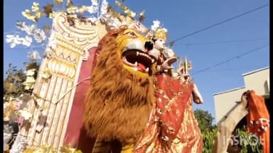 आगरा: नालबंद चौराहा स्थित दक्ष कन्या मंदिर से निकली 28वीं दक्ष कन्या शोभायात्रा,प्रजापति समाज सहित भक्त रहे मौजूद