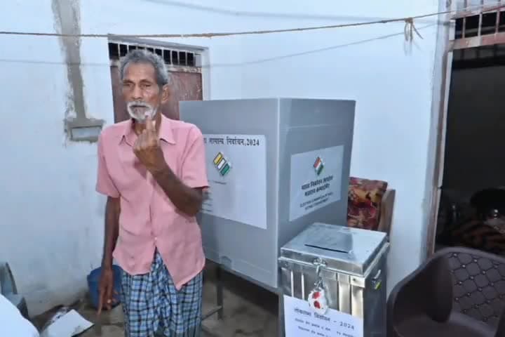 अमलीपदर: जिले के 50 से अधिक वरिष्ठ नागरिक एवं दिव्यांगजनों ने किया होम वोटिंग से मतदान