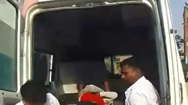 औराई: महराजगंज में ट्रक के बचने के चक्कर में बाइक सवार अनियंत्रित होकर गिरा, सिर में लगी चोट, पत्नी व बेटा बाल बाल बचा।