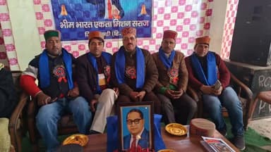 सराज भाटकीधार में डॉ बी आर अंबेडकर जी की 133वीं जयंती के दौरान मंच पर लीलाधर चौहान सहित टीम के सदस्य