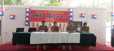 हमीरपुर: लोकसभा चुनाव सकुशल संपन्न कराए जाने के दृष्टिगत एसपी ने पुलिस लाइन में पुलिस बल की ब्रीफिंग की
