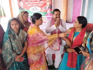 हमीरपुर: कुरारा के भगत तालाब के पास स्थित एक गेस्ट हाउस में इंडिया गठबंधन प्रत्याशी ने ब्लाक क्षेत्र के बूथ स्तर कि बैठक की