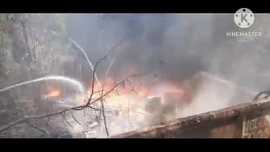 साहिबगंज: नॉर्थ कॉलोनी स्थित सिग्नल व टेलिकॉम विभाग के स्टोर रूम में रखे केबल तार में लगी भयावह आग, मौके पर पहुंची दमकल की गाड़ी