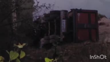 नुआंव: पजरांव पुल पर एक ट्रक अनियंत्रित होकर पुल से गिरा नीचे ट्रक चालक गंभीर रूप से घायल अस्पताल में कराया जा रहा इलाज