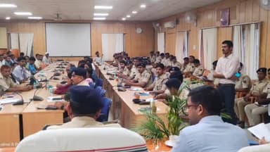 शिवहर: शिवहर समाहरणालय स्थित संवाद कक्ष में रामनवमी पर्व पर विधि व्यवस्था बनाए रखने को लेकर की गई बैठक।