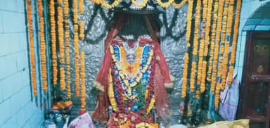 आज़मगढ़: चैत्र नवरात्रि के आखिरी दिन मुख्य चौक स्थित दक्षिण मुखी मंदिर पर उमड़ी भारी भीड़, शहर में हवन पूजन से वातावरण हुआ देवीमय