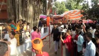 मोहम्मदी: ग्राम बरवर में बरोसी मे पूजन अर्चन कर जलती हुई आग को सिर पर रखकर दौड़ता दिखा भक्त।