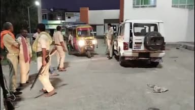 लौरिया: लौरिया नरकटियागंज मुख्य पथ में मटियारिया चौक के समीप बाइक सवार पेड़ से टकराया एक की घटनास्थल पर मौत एक कि स्थिती गंभीर