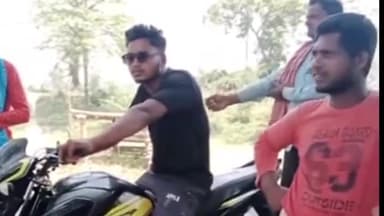 गौनहा: बॉलीवुड अभिनेता सलमान खान के घर पर फायरिंग मामले के आरोपी गौनाहा थाना क्षेत्र के मसही गांव में पहुंची मुंबई पुलिस