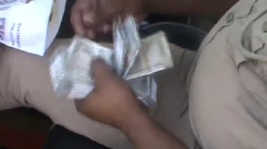 आज़मगढ़: जुनैदगंज से एफएसटी टीम ने कार से बरामद किए तीन लाख रुपये, कोई अभिलेख नहीं मिलने पर टीम ने किया जब्त