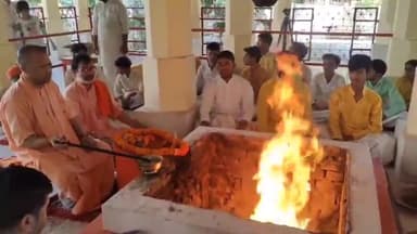 गोरखपुर: मुख्यमंत्री योगी आदित्यनाथ ने गोरखनाथ मंदिर में रामनवमी के मौके पर किया यज्ञ