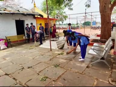 डौण्डीलोहारा: स्काउट गाइड ने कुकुरदेव मंदिर परिसर में की सफाई
