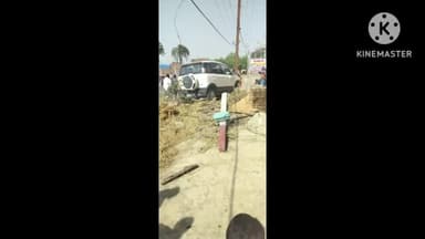 बड़हरिया: कुवही गांव में बिजली के पोल से टकराई अनियंत्रित कार, वाहन हुआ क्षतिग्रस्त