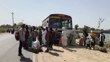 भोगांव: सोमनाथ तालाब के पास खराब हुई रोडवेज बस, चिलचिलाती धूप में स्वारियां हुई परेशान,बस परिचालक से स्वारियों की हुई नोक्झोक