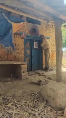 भदोही: दुर्गागंज थाना ने मनबढ़ आरोपी के घर चस्पा किया नोटिस ,जान से मारने की धमकी देने का है आरोप।