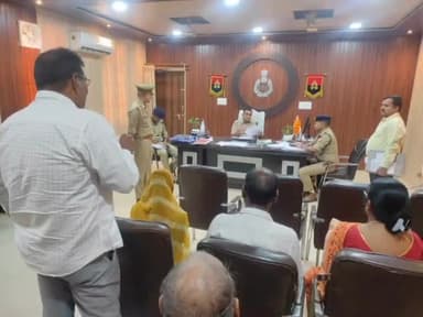 आज़मगढ़: SP कार्यालय पर पुलिस अधीक्षक, अपर पुलिस अधीक्षक नगर व ग्रामीण ने की जनसुनवाई, 38 प्रार्थना पत्रों के निस्तारण के निर्देश
