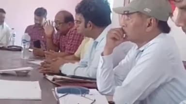 भदोही: अभोली सीएचसी पर आशा संगिनियों, आशाओं व सीएचओ की कलस्टर बैठक हुई आयोजित