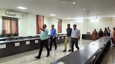 गुना नगर: कलेक्‍टर ने कलेक्‍ट्रेट स्थित कंट्रोल रूम, एमसीएमसी कक्ष का किया गया निरीक्षण