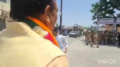 आगरा: एमजी रोड स्थित जिला मुख्यालय पर फतेहपुर सीकरी के सांसद राजकुमार चाहर ने किया नामांकन,मौजूद रहे विधायकगण और मंत्री