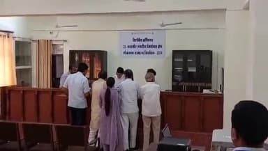 मंदसौर: भाजपा एवं कांग्रेस प्रत्याशी ने अपने-अपने कार्यकर्ता एवं नेताओं के साथ मिलकर मुहूर्त में भरा पर्चा सुशासन भवन में