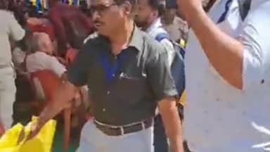 जमुई: मतदान केंद्र के लिए कर्मी ईवीएम लेकर हुए रवाना, जमुई में वोटिंग, 4 विधानसभा क्षेत्र में बने सेंटर्स