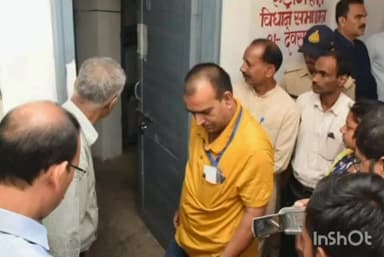 चितरंगी: शासकीय पॉलिटेक्निक कॉलेज पचौर सिंगरौली में बनाए गए स्ट्रांग रूम को कलेक्टर एवं अन्य अधिकारियों की मौजूदगी में खोला गया।