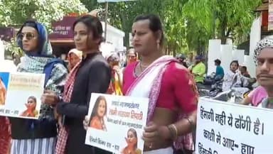 किन्नर समुदाय ने किन्नर महामंडलेश्वर हिमांगी सखी के खिलाफ जिलाधिकारी को जिलामुख्यालय पर सौंपा ज्ञापन, जांच की मांग