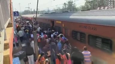 गया टाउन सीडी ब्लॉक: गया में लोकसभा चुनाव को लेकर सड़को पर बसों की हुई कमी तो ट्रेनों में उमड़ी लोगो की भीड़,गया जंक्शन पर उमड़ी भीड़।