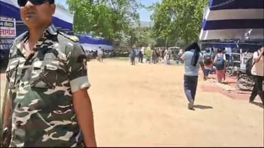 गया टाउन सीडी ब्लॉक: लोकसभा चुनाव को लेकर गया कॉलेज डिस्पैच सेंटर से पोलिंग पार्टी मतदान केंद्रों के लिए हो रहे है रवाना।