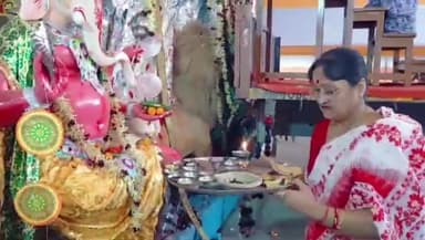 गोलमुरी-सह-जुगसलाई: बिष्टुपुर के बेल्डीह काली मंदिर समेत विभिन्न इलाकों में बंगाली समुदाय के लोगों ने आयोजित किया सिंदूर खेला