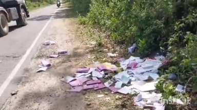 मिहींपुरवा: बिछिया-सुजौली मार्ग पर पेट्रोल पंप के पास सड़क किनारे भारी मात्रा में मिले सरकारी अभिलेख, वीडियो वायरल