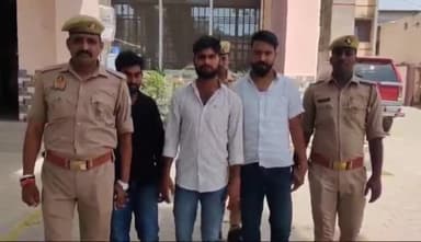 आज़मगढ़: हरैया पुल से अन्तर्जनपदीय 03 पशु तस्कर गिरफ्तार, 02 अवैध तमन्चा व कारतूस व 01 बछड़ा, 5 मोबाईल फोन, 1 लाख रूपया नगद बरामद