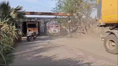 डेहरी: बालू लदे वाहनो के परिचालन से मथुरी पुल के आस्तिव पर मंडराया संकट, शहर के लोगो ने DM को पत्र लिख,रोक लगाने की मांग की