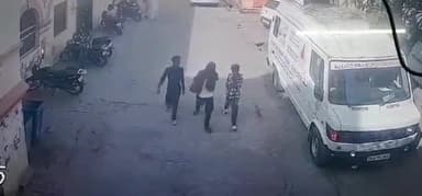 सुल्तानपुर: राजकीय मेडिकल कॉलेज से दिन-दहाड़े हुई बाइक चोरी, CCTV फुटेज हुआ वायरल