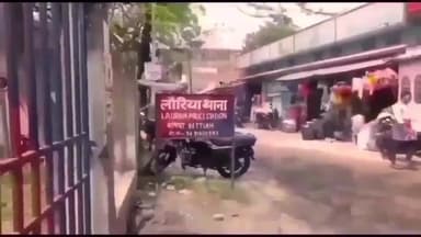 लौरिया: लौरिया बाजार में अनियंत्रित होकर एक बाइक सवार गिरा, घायल