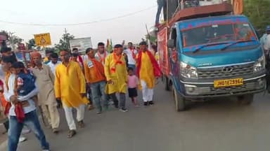 अजय मेहता ने रामनवमी शोभायात्रा में शामिल राम भक्तों का मनोबल बढ़ाते हुए।