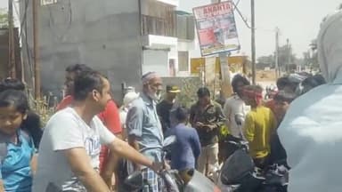 इकौना: वीरपुर मोड़ इकौना बाईपास के पास ई-रिक्शा व बाइक मे हुई टककर तीन लोग हुए घायल