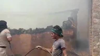 जमुई: नोनियाटांड़ गांव के 5 घरों में शॉर्ट सर्किट से लगी भीषण आग, घर के साथ लाखों रुपया का सामान जलकर हुआ राख