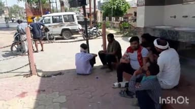 हाथरस: लहरा गांव में अज्ञात कारणों के चलते युवक ने बिजली के पोल से फांसी लगाकर की आत्महत्या, पोस्टमार्टम के लिए भेजा गया शव