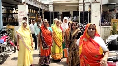 बीना: भीम वार्ड गली नंबर 3 में जल सप्लाई नहीं होने से  लोग परेशान, शिकायत करने वड़ी संख्या में नगर पालिका पहुंचे लोग