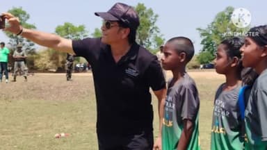 ओरमांझी: क्रिकेटर सचिन तेंदुलकर पहुंचे औरमांझी  फुटबॉल खिलाड़ियों के साथ बिताया समय