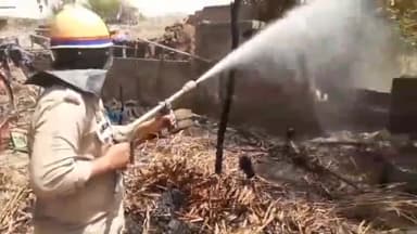 मोहम्मदी: ग्राम पिपरोला कुंवर में अज्ञात कारणों के चलते तीन घरों के छप्पर में लगी भीषण आग।