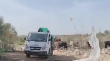 मनोहरपुर के शमशान घाट में कचरा डालने को लेकर ग्रामीणों ने किया विरोध प्रदर्शन