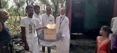 नानपुर: कौरिया रायपुर में अग्निशमन परिवार को रेडक्रॉस शाखा पुपरी द्वारा राहत सामग्री दिया गया