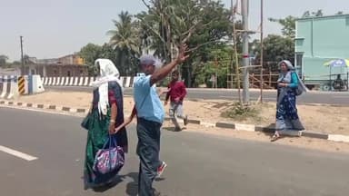পুরশুড়া: প্রচন্ড গরমে পুরশুড়ার সামন্তরোডে কর্তব্যে অবিচল সিভিক ভলেন্টিয়াররা স্কুল ছাত্র-ছাত্রীরা বাড়ি ফিরছে ঘাম মুছতে মুছতে