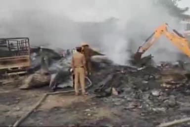 गाज़ियाबाद: खोड़ा थाना क्षेत्र के SR हॉस्पिटल के पास कबाड़ के गोदाम में लगी भीषण आग, मौके पर दमकल विभाग की कई गाड़ियां मौजूद