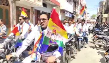 मंदसौर: घंटाघर व अन्य क्षेत्रों में महावीर जयंती के अवसर पर एक दिन पहले युवाओं द्वारा निकाली गई भव्य वाहन रैली