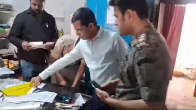 गोपालगंज: मारवाड़ी मोहल्ले में एसडीओ व एसडीपीओ ने की छापेमारी, भारी मात्रा में नकली टिकट व स्टांप बरामद, आरोपित फरार।