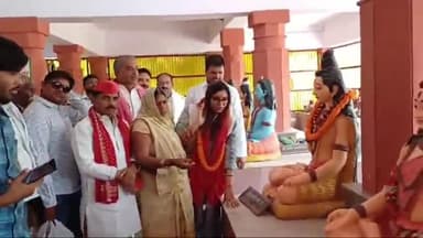 गोरखपुर: अस्पताल से डिस्चार्ज होने के बाद इंडिया गठबंधन की प्रत्याशी काजल निषाद ने गोरखनाथ मंदिर में किया पूजन